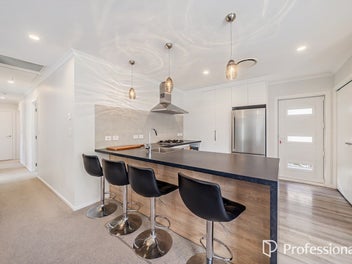 Near New & Single Level!