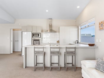 Relaxed Beachside Living, Steps to Town