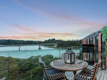 Top of the world – waterfront penthouse living