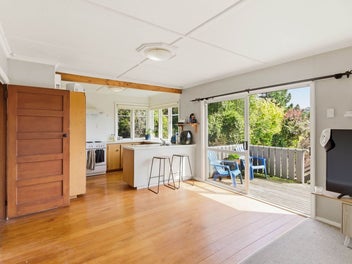 Sun, Views & Warmth – The Perfect First Home