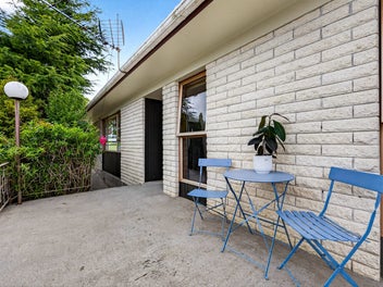 Solid & Single-Level - Central Glenfield