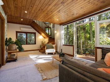 Private Bush Retreat Moments from the Beach