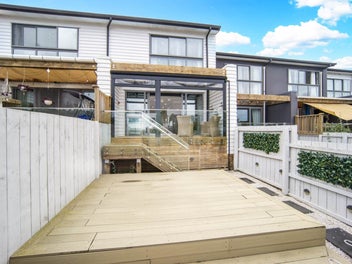 Stunning Freehold Home – 3 Beds + Flexi & 4 Baths