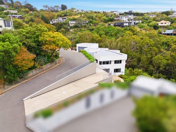 Large Family Home - Stunning Views!