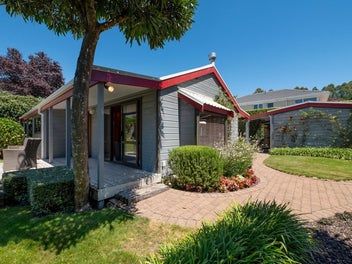 Charming Cul-de-Sac Sanctuary