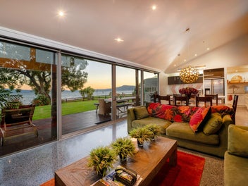 Rare Hamurana Lakefront