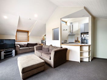 Prime Hallenstein street investment!