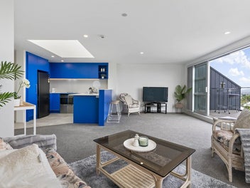 PENTHOUSE LIVING, STUNNING HARBOUR VIEWS