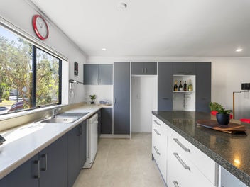 VENDOR HAS MOVED! Freehold, No Body Corp