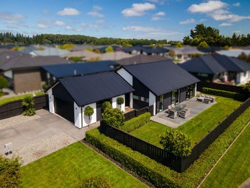 SUN-FILLED LIVING IN A PRIME POSITION!