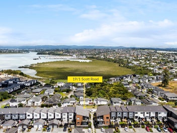 Sun-Filled Corner - Marina Water Views!