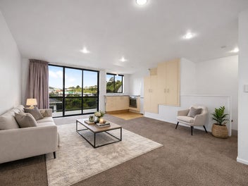 SUNNY LOW MAINTENANCE TOWNHOUSE