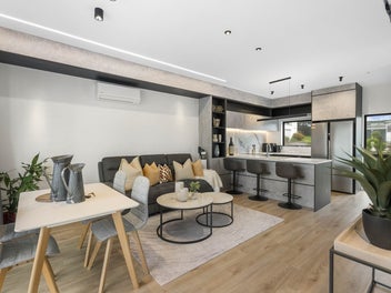 FREEHOLD, AWARD-WINNING BUILD