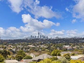 FREEHOLD, AWARD-WINNING BUILD