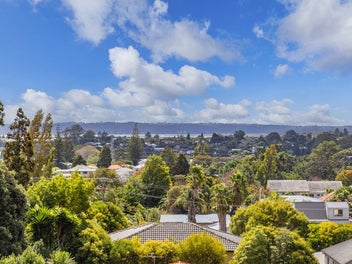 FREEHOLD, AWARD-WINNING BUILD