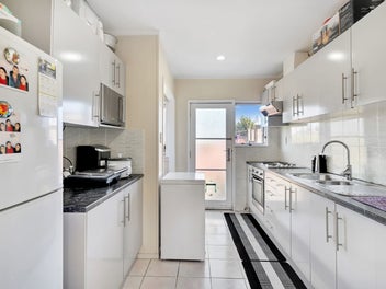 Overseas vendors want this to be SOLD!