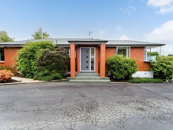Modern living - great garaging!