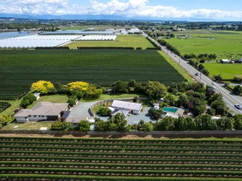 Two Dwellings – Incredible Shedding – 5,800m²