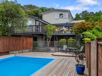 A PRIVATE SANCTUARY WITH MANUKAU HARBOUR VIEWS!