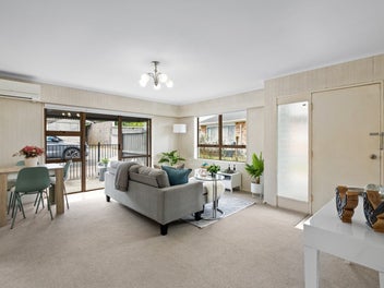 Freestanding 2-bedroom gold!