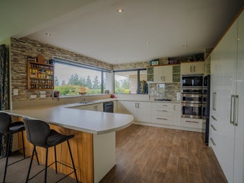 Elevated, executive Spur Road lifestyle