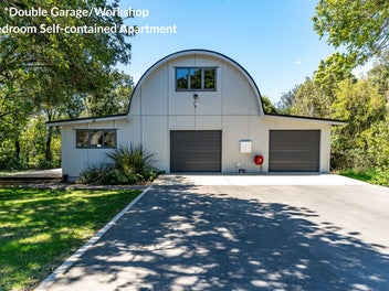 TOWN MEETS COUNTRY...SECLUSION