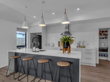 Spacious Family Living on Ravenswood's Boundary!