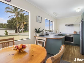 Sun-Soaked North End Entertainer