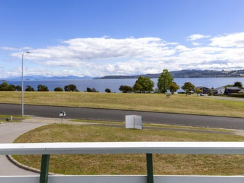Blue chip Hilltop - Unimpeded Lake Taupo views