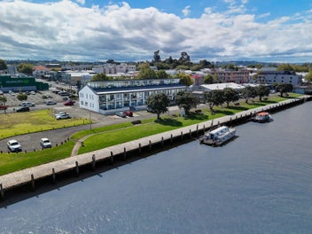 Boutique riverside apartment
