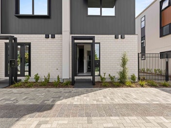 Sophisticated End Unit Townhouse Near Te Kaha
