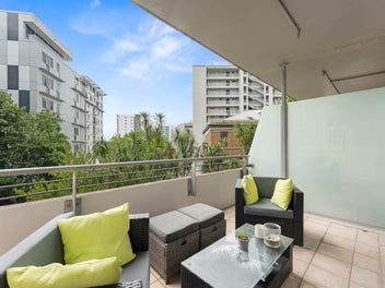 HUGE Freehold 163m2, 3 Bed+Carpark, Pet Friendly
