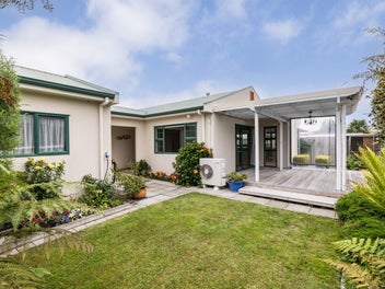 Easy Living in Sought-After Frimley Oaks