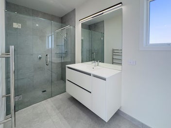 LARGE SPACIOUS NEW HOME JUST COMPLETED