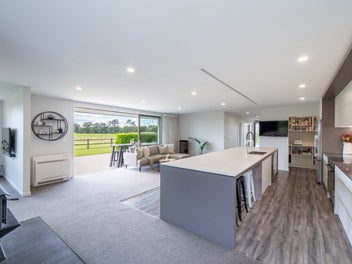 Equine haven on 2 hectares