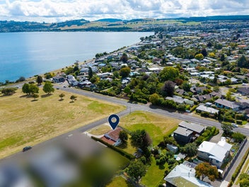 Blue chip Hilltop - Unimpeded Lake Taupo views
