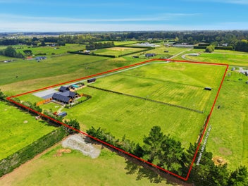 Modern Farmhouse on private 4 hectares