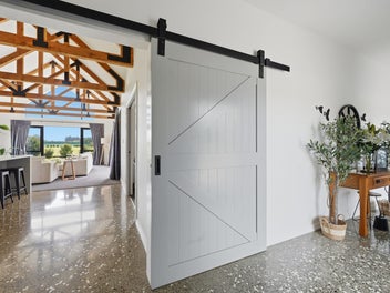 Premium Lifestyle, Near-New, 4ha, Move-In Ready