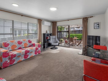 Easy Living in the Heart of Onerahi