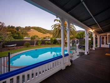 'Burnside' Square-Plan 1800s Villa!