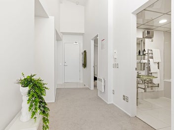 Single level Sunny Penthouse with Superb Sea Views