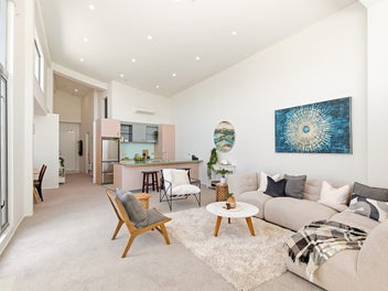 Single level Sunny Penthouse with Superb Sea Views