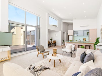 Single level Sunny Penthouse with Superb Sea Views
