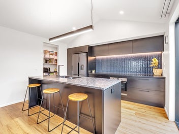 Light-Filled Living with Modern Edge