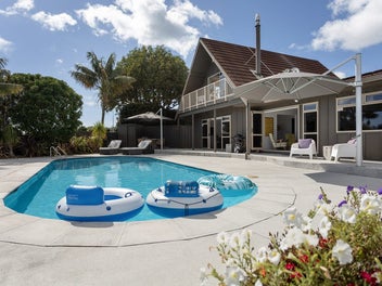 Poolside Living, Motivated Vendors