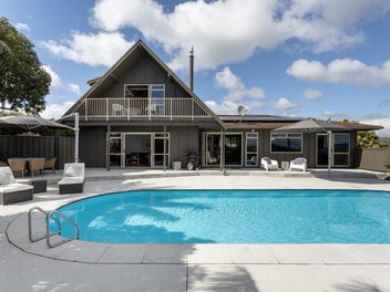 Poolside Living, Motivated Vendors