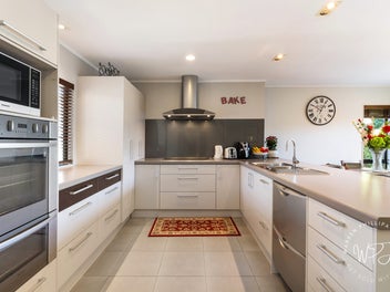 Family Sized Home on Stunning 898m2 Site.