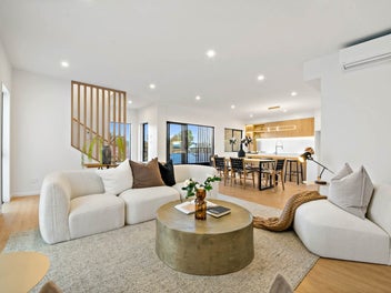 Two Kitchens + Kitchenette Luxury Freehold Home