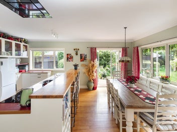 Life's Golden On Sunvale!