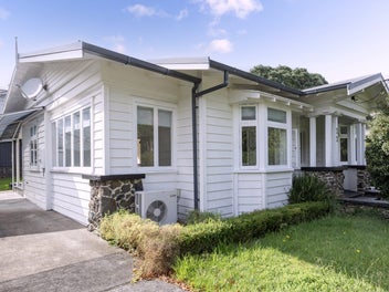 Stunning Character Beautiful 1920s Bungalow! #Ken